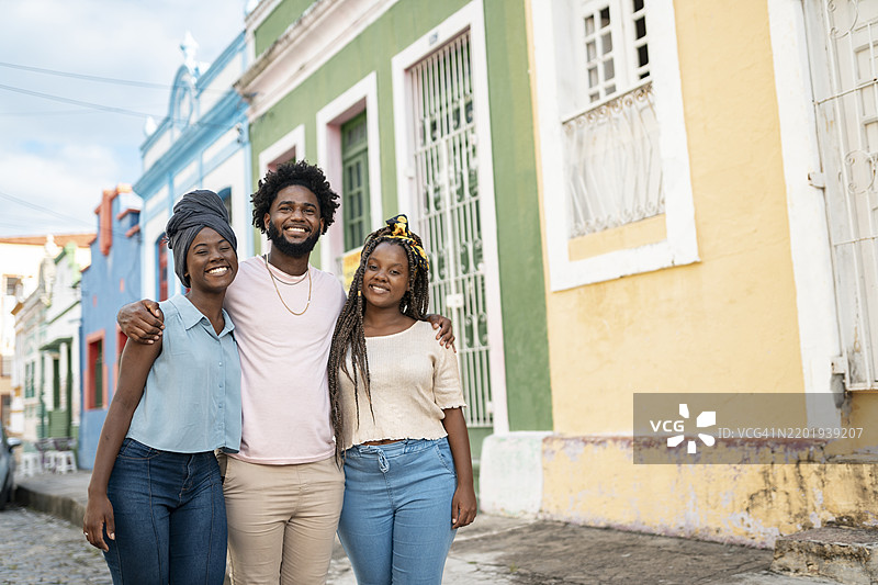 一群非洲裔朋友在奥林达的街道上拥抱图片素材