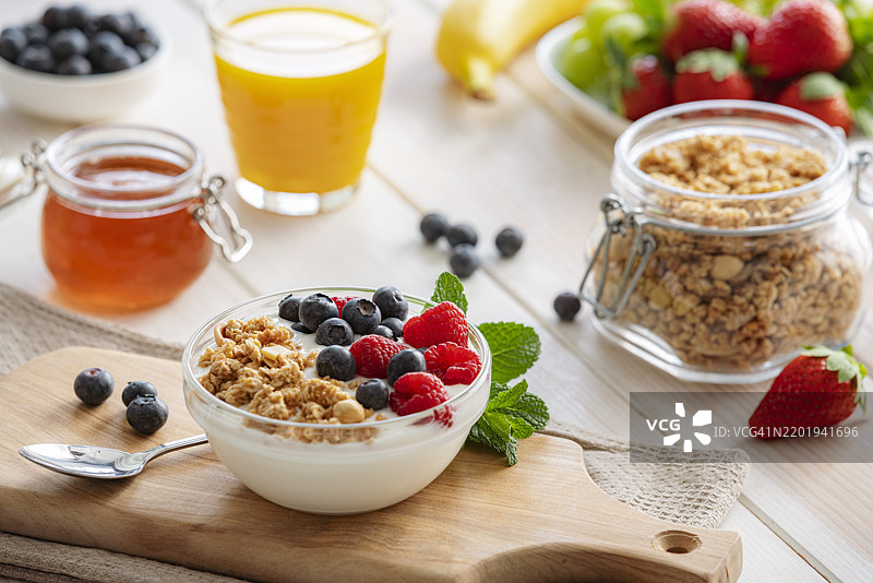 早餐桌上的酸奶、格兰诺拉麦片和浆果图片素材