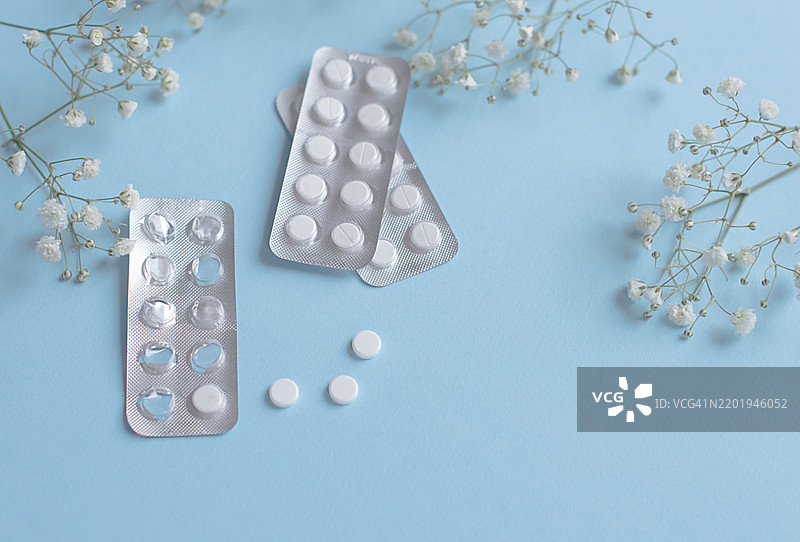 蓝色背景上的药片形式的药物图片素材