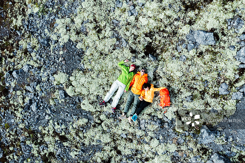 家庭徒步旅行，躺在石头上休息图片素材