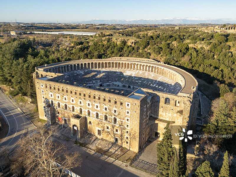 安塔利亚的阿斯潘多斯古城和圆形剧场在日落时分。图片素材