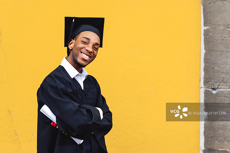 年轻男子在大学校园庆祝毕业日图片素材