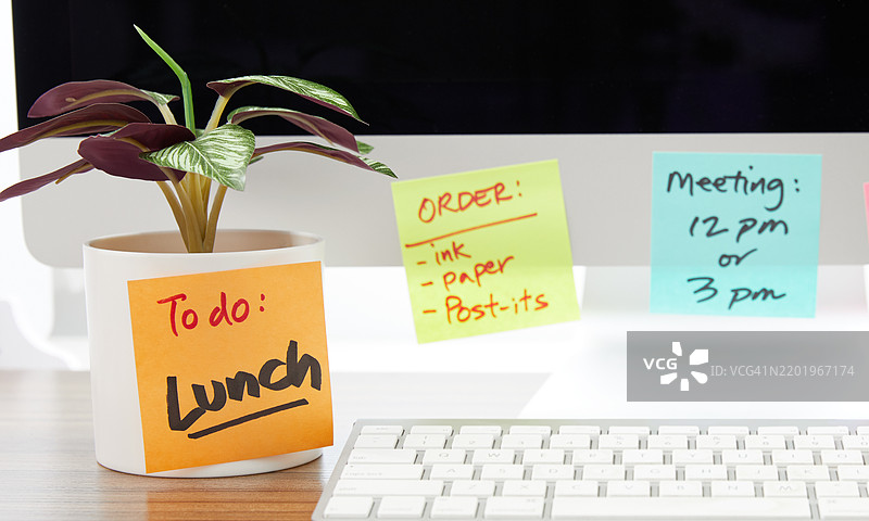 现代办公室工作空间中的便利贴和分配器图片素材