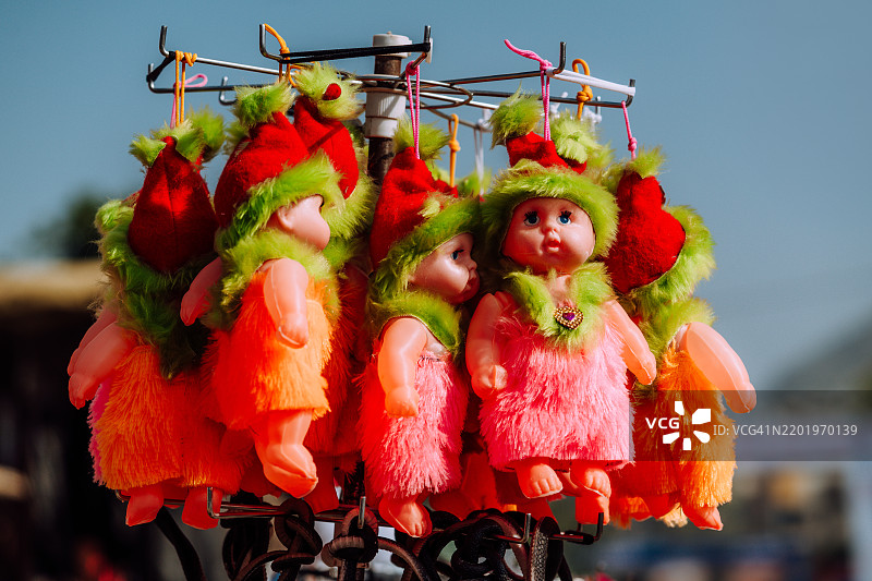 五彩缤纷的毛绒玩具悬挂展示图片素材