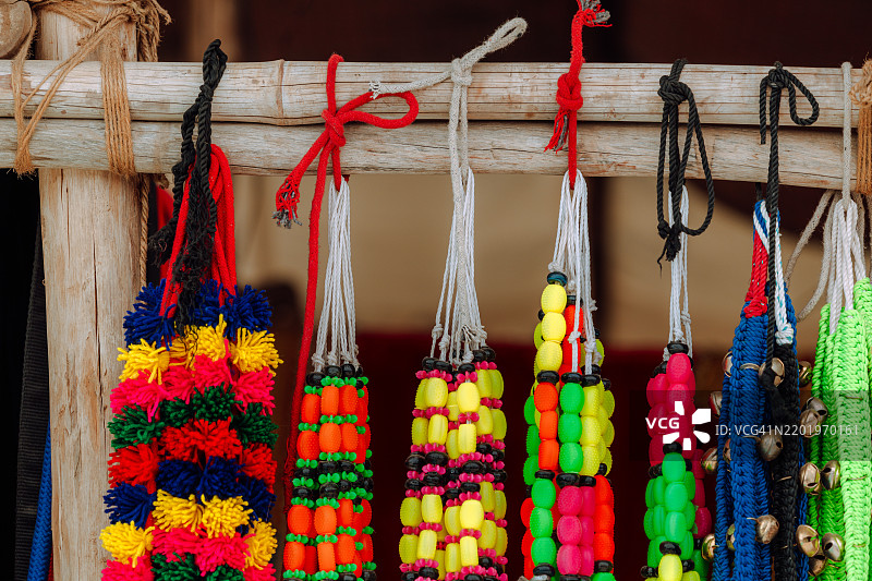 色彩斑斓的手工艺品在木制展示架上图片素材