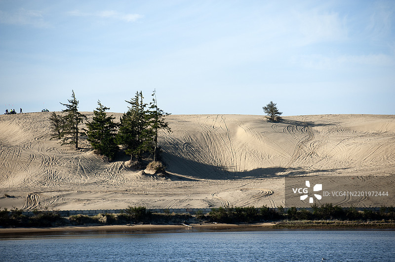 北本德沙丘上的游客图片素材