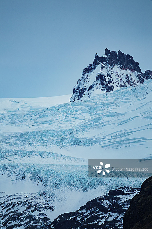 雄伟的雪峰耸立在冰川之上，周围是崎岖的地形、冰山、冰川、雪、冰岩、冰钻、冰川湖、自然、雪、钻石海滩，冰岛，欧洲图片素材