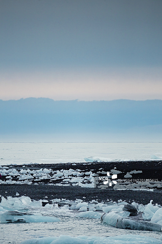 寒冷黄昏天空下散布着小冰山的海岸线，冰山，冰川，雪，冰岩，冰钻，冰川泻湖，自然，雪，钻石海滩，冰岛，欧洲图片素材
