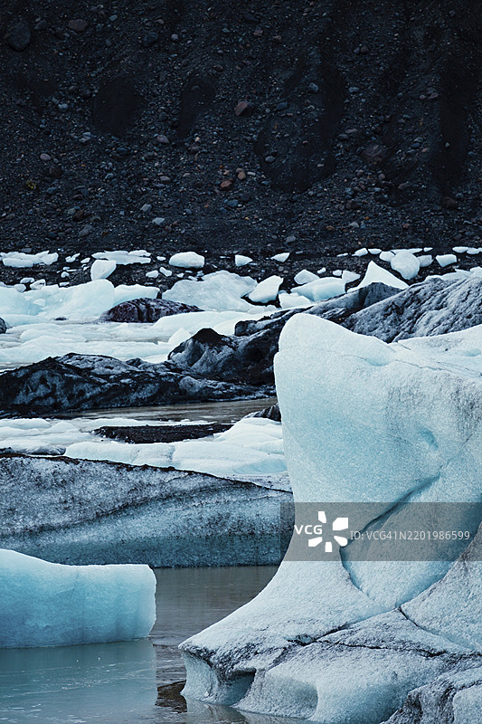 坚硬的蓝色冰块在冰冻的景观中，展现了寒冷的北极之美，冰山，冰川，雪，冰岩，冰钻，冰川湖，自然，雪，冰岛，欧洲图片素材