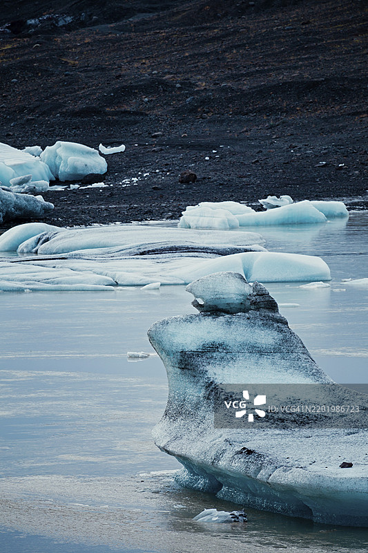 平静水域中的冰层，寒冷而宁静，冰山，冰川，雪，冰岩，冰钻，冰川泻湖，自然，雪，冰岛，欧洲图片素材