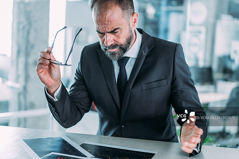 商人在办公室工作。图片素材
