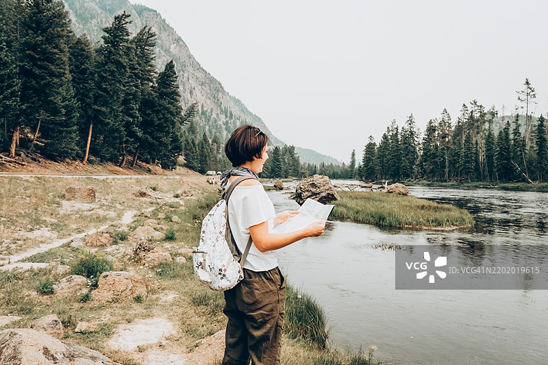 夏季在河边的风景优美的山间徒步旅行中探索大自然图片素材