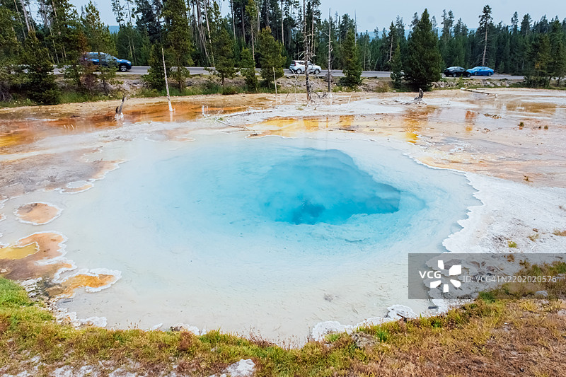 黄石国家公园的热泉景观，带有热池的棱镜色彩。图片素材