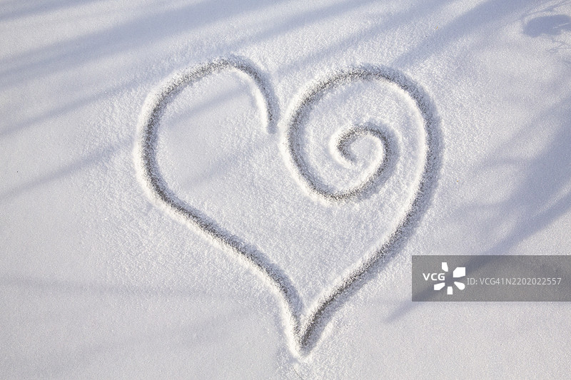 爱心概念，心形符号，雪地中的心形图案图片素材