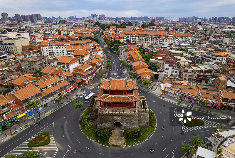 俯瞰福建泉州的古城塔楼和街道风景图片素材