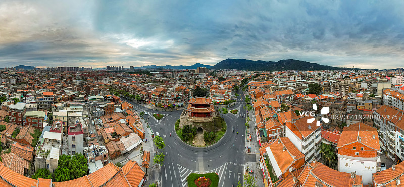 俯瞰福建泉州的古城塔楼和街道风景图片素材