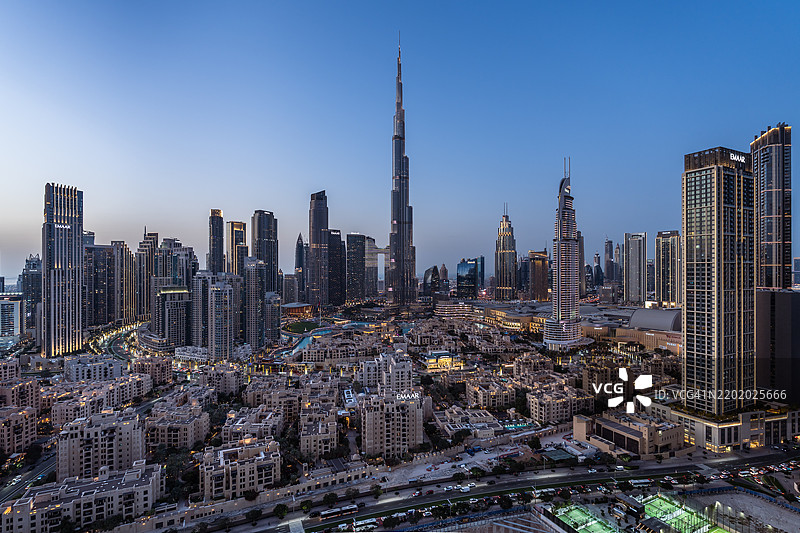 迪拜市中心的高角度黄昏景观图片素材