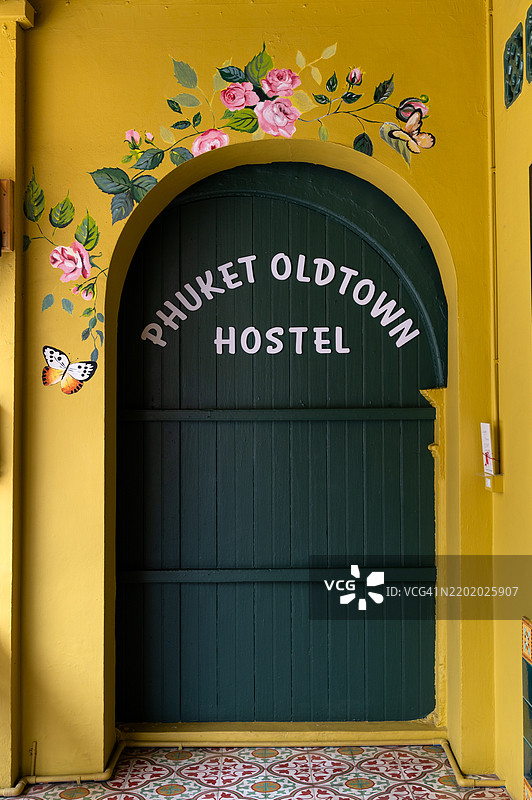 普吉镇克拉比路的普吉老镇旅舍入口。图片素材