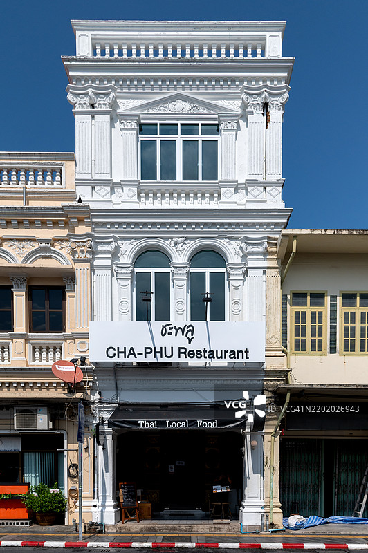 普吉镇耀华拉特路的查普餐厅新古典主义外观。图片素材