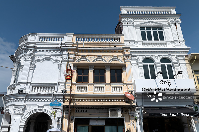 普吉镇耀华拉特路的查普餐厅新古典主义外观。图片素材