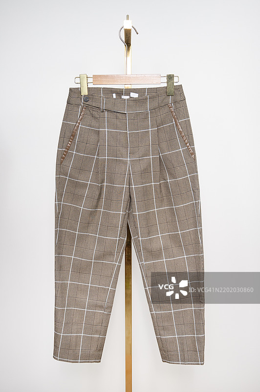 一条格子图案的裤子图片素材