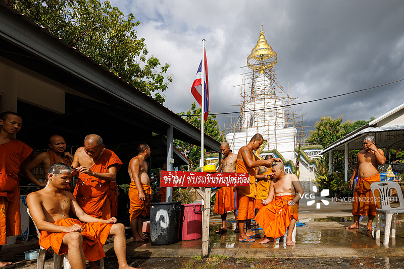 和尚在泰国东部理发。图片素材