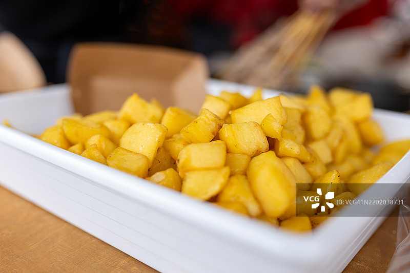 金黄色酥脆的烤土豆放在塑料托盘上图片素材