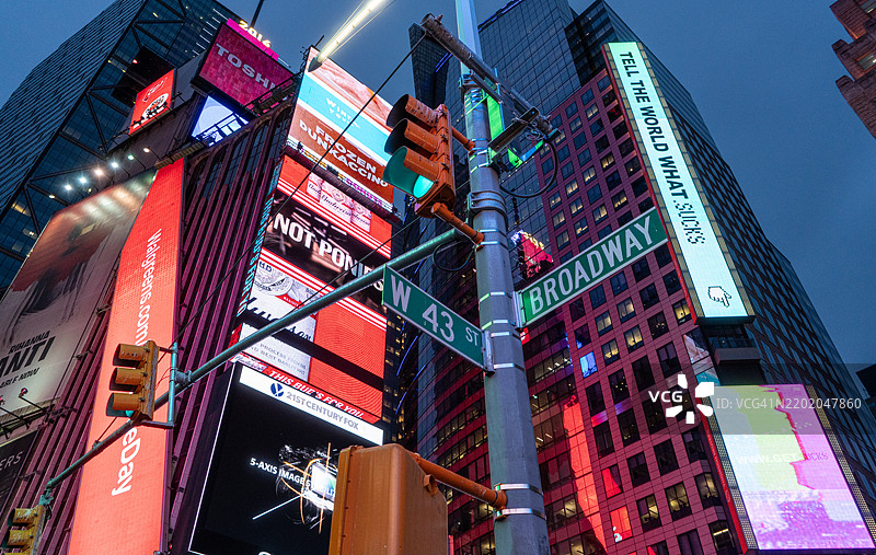 纽约市时代广场夜晚五光十色的标志和广告牌细节图片素材