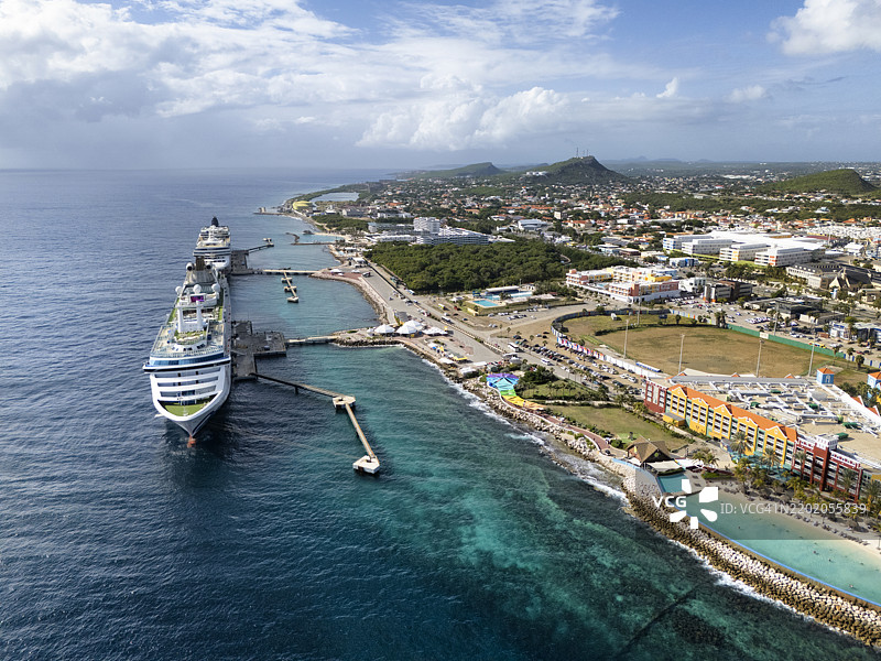 加勒比海港口停靠的游轮鸟瞰图，库拉索威廉斯塔德度假区图片素材