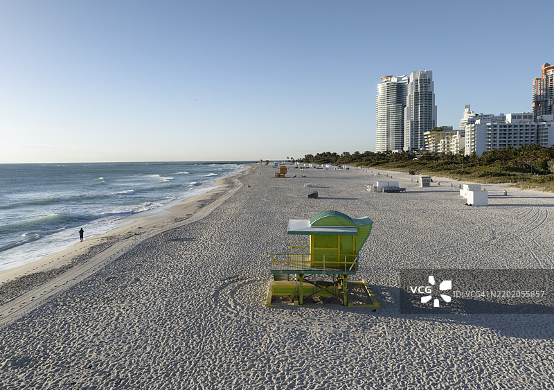 空荡荡的迈阿密海滩上的绿色救生塔图片素材