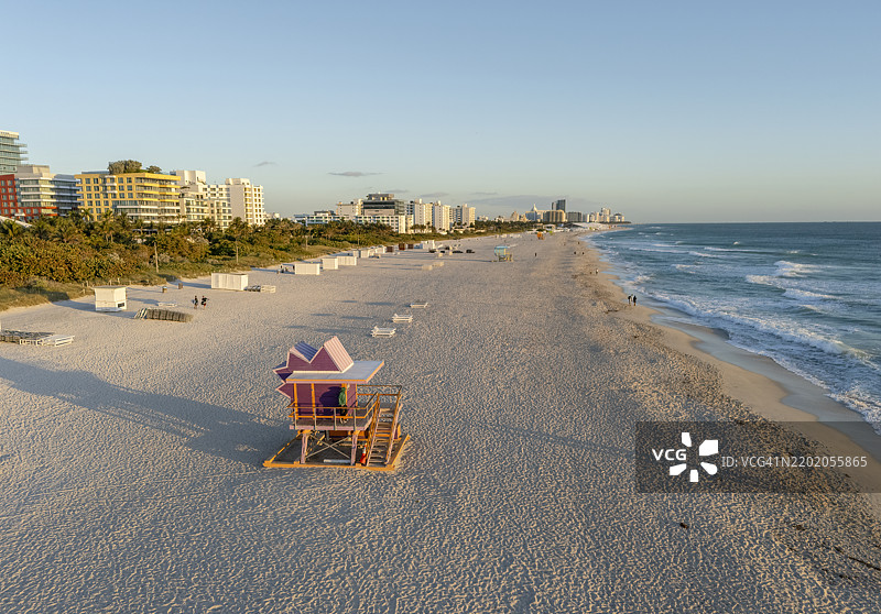 空荡荡的迈阿密海滩上的粉色救生塔图片素材