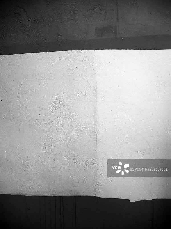 一面黑白相间的混凝土墙，干净且有质感。图片素材