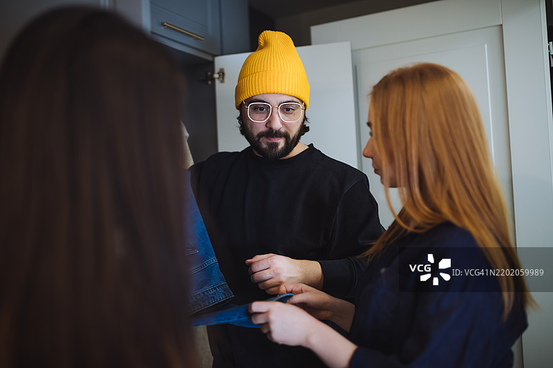 小组在现代房间中讨论物品，细节关注到位图片素材