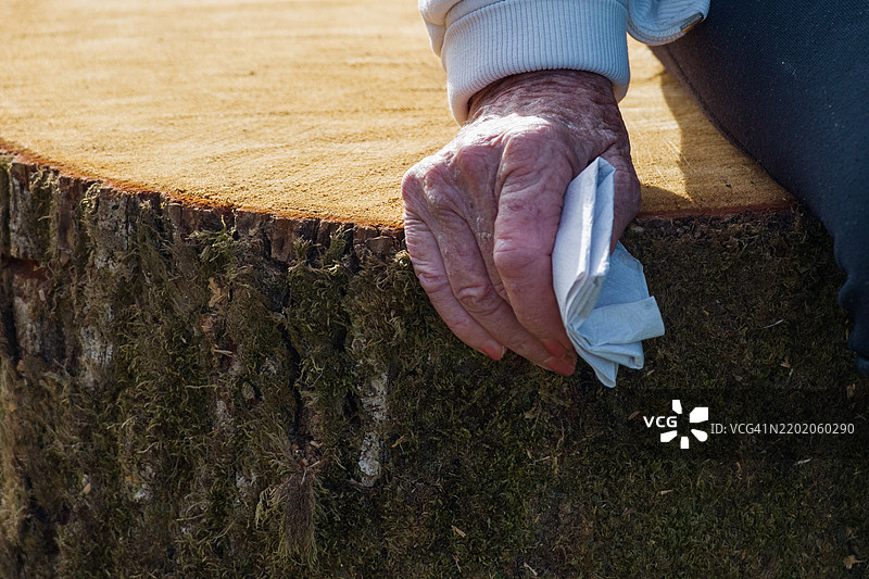 一位老年人的手握着纸巾图片素材