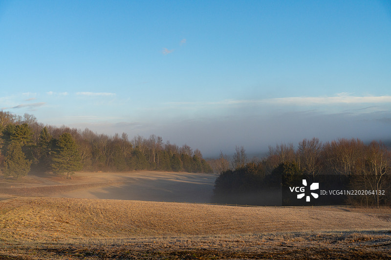 晨光中的起伏山丘图片素材