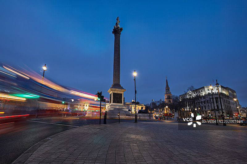 黄昏时分伦敦特拉法加广场的长时间曝光交通景象图片素材