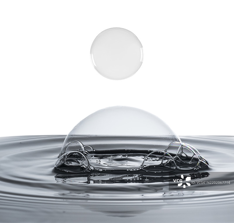 浴水中的肥皂泡。图片素材