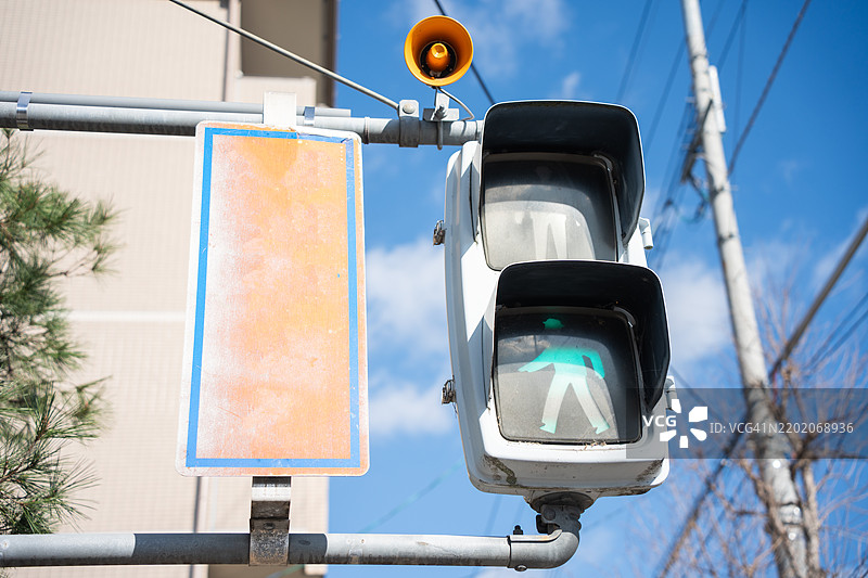 行人过马路的绿灯图片素材