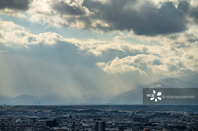 日本三重县雪山和住宅区上的日落阳光图片素材