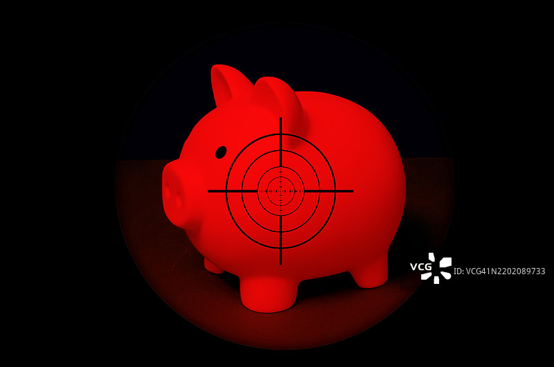 储蓄处于危险中 - 存钱罐成为目标图片素材