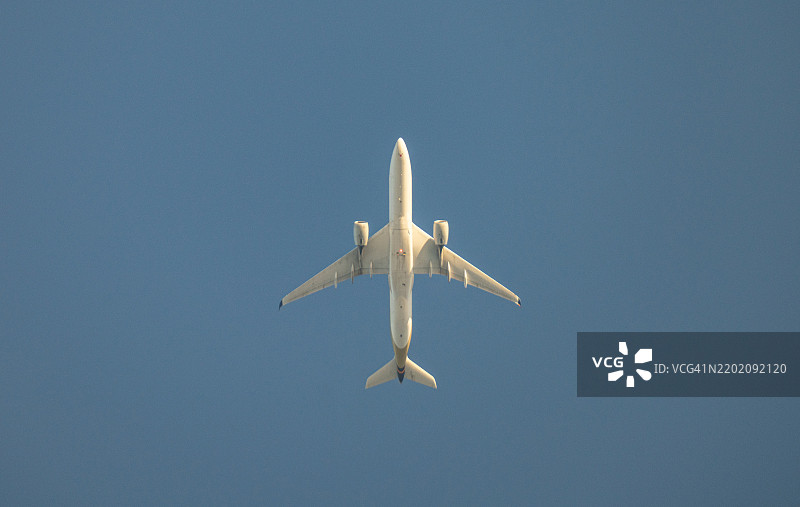 在日本神奈川的夕阳天空中飞行的飞机图片素材