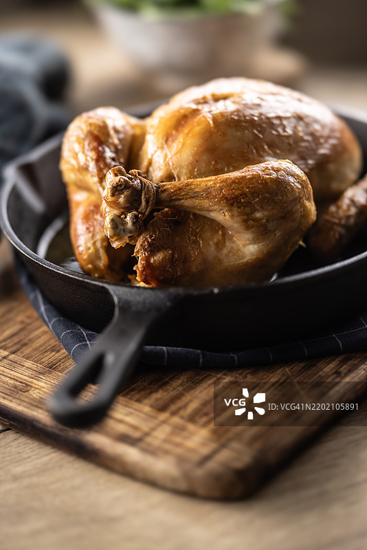 厨房台面上的铸铁煎锅里炸得酥脆的炸鸡图片素材