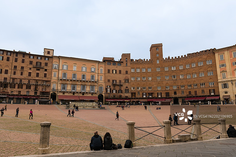 锡耶纳的历史悠久的贝壳形广场——坎波广场，四周环绕着中世纪建筑，包括市政厅和曼贾塔塔。意大利，锡耶纳。图片素材