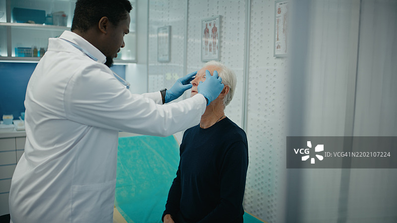 医生检查老年患者的淋巴结和眼睛图片素材