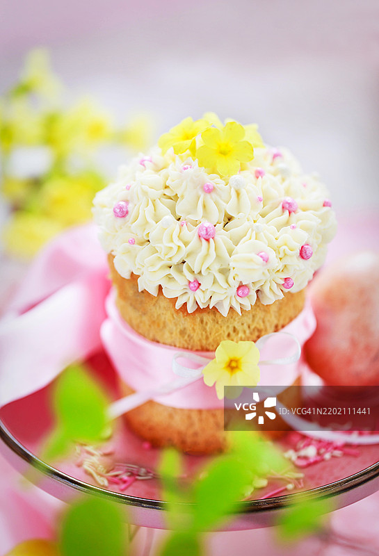 甜美的复活节面包、潘纳托尼或库里奇以及五彩缤纷的彩蛋，节日春季概念图片素材