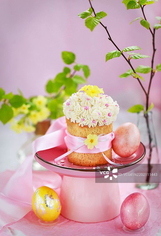 甜美的复活节面包、潘纳托尼或库里奇以及五彩缤纷的彩蛋，节日春季概念图片素材