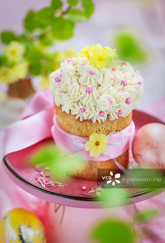 甜美的复活节面包、潘纳托尼或库里奇以及五彩缤纷的彩蛋，节日春季概念图片素材