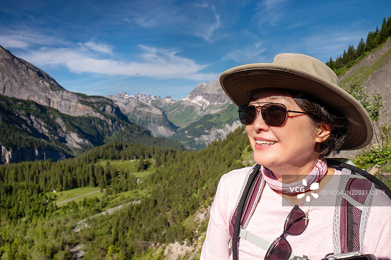 瑞士旅行 - 一位年长的韩国女性在瑞士阿尔卑斯山徒步旅行的肖像。图片素材