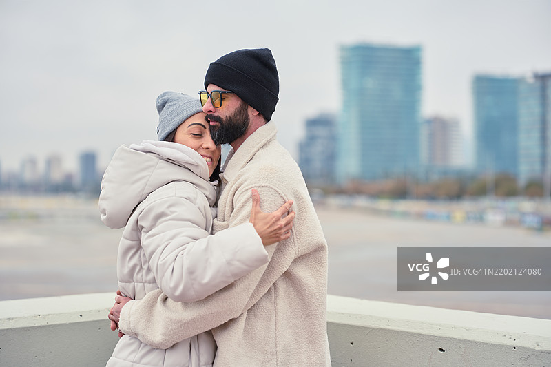 冬季在巴塞罗那拥抱的情侣，展现爱与温情图片素材