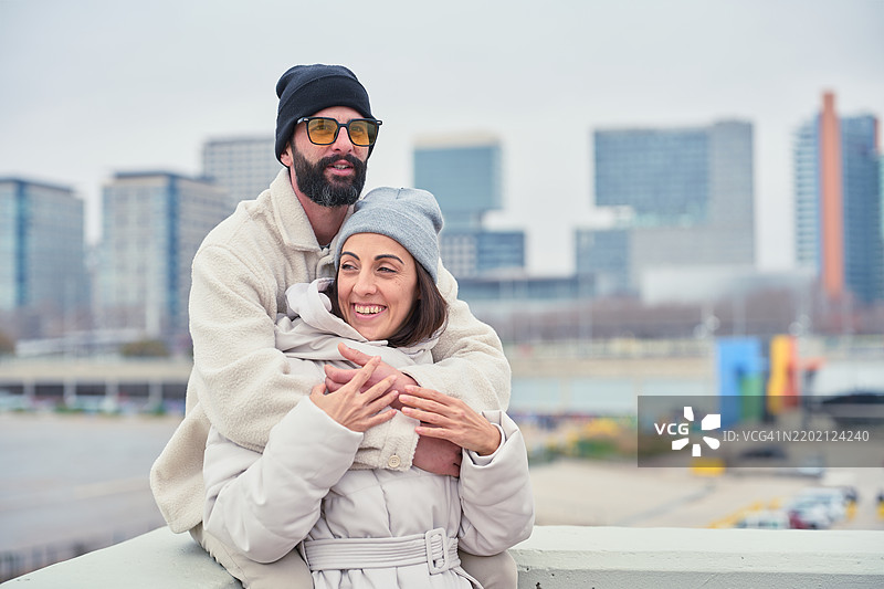 冬季在巴塞罗那拥抱的幸福情侣图片素材